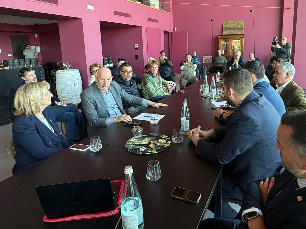 Assessore Bond a Cisano di Bardolino per l'incontro sulla pesca e il pericolo del siluro