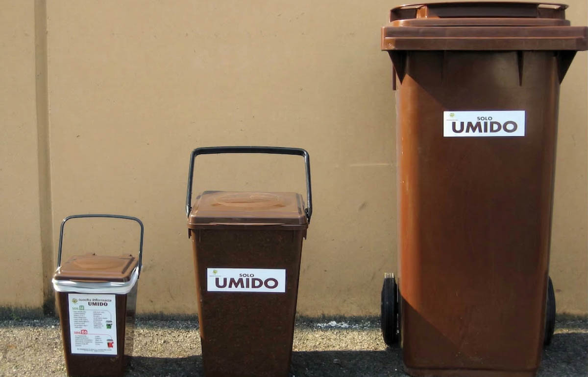 Contenitori marroni per l'umido