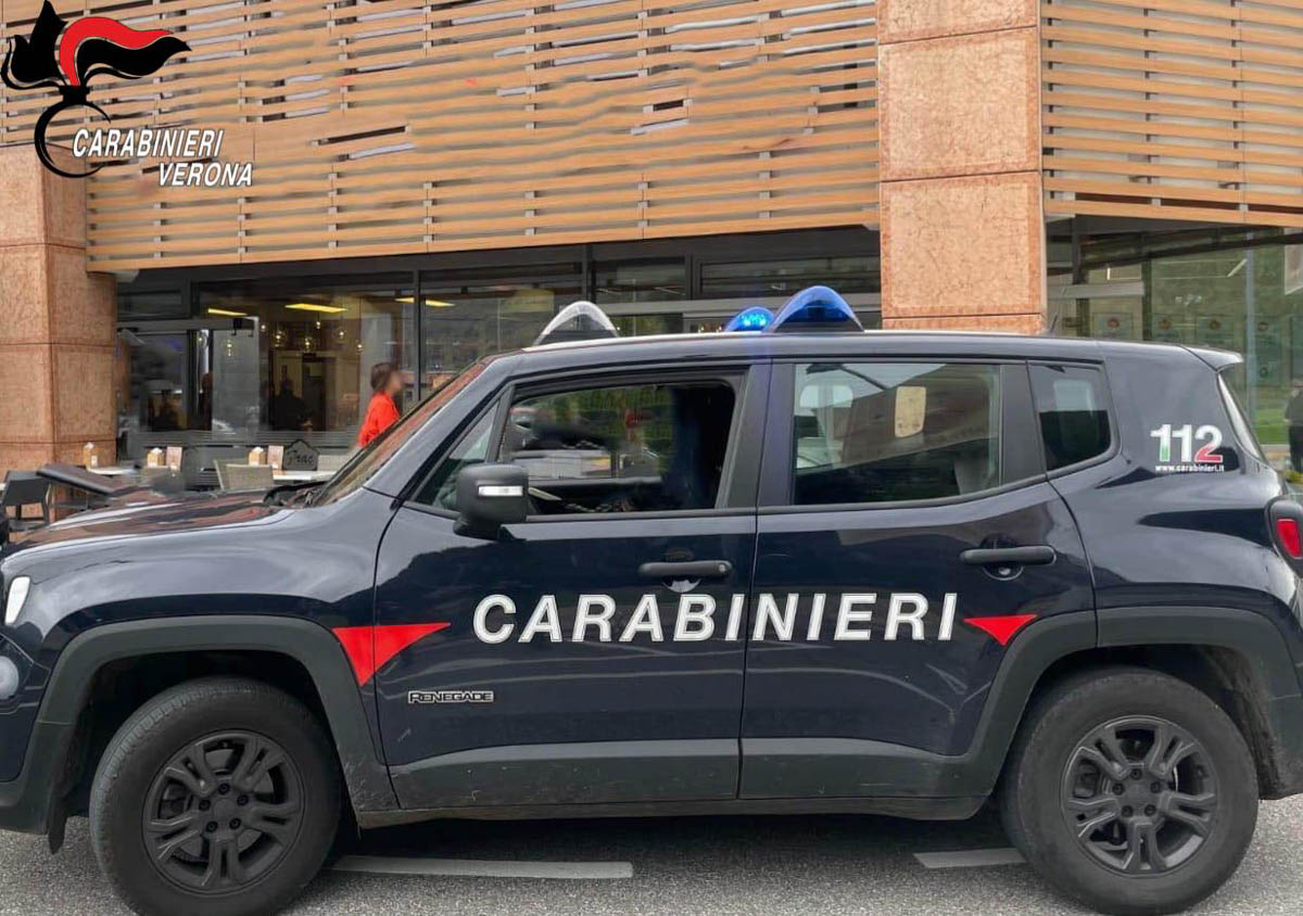 Auto dei Carabinieri supermercato cerea