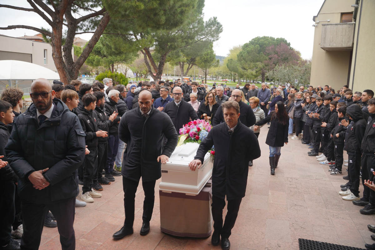 Il funerale del 13enne Alessandro Postal a Verona nella chiesa di Borgo Santa Croce