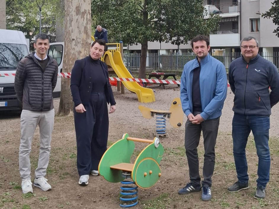 Persone in un parco giochi