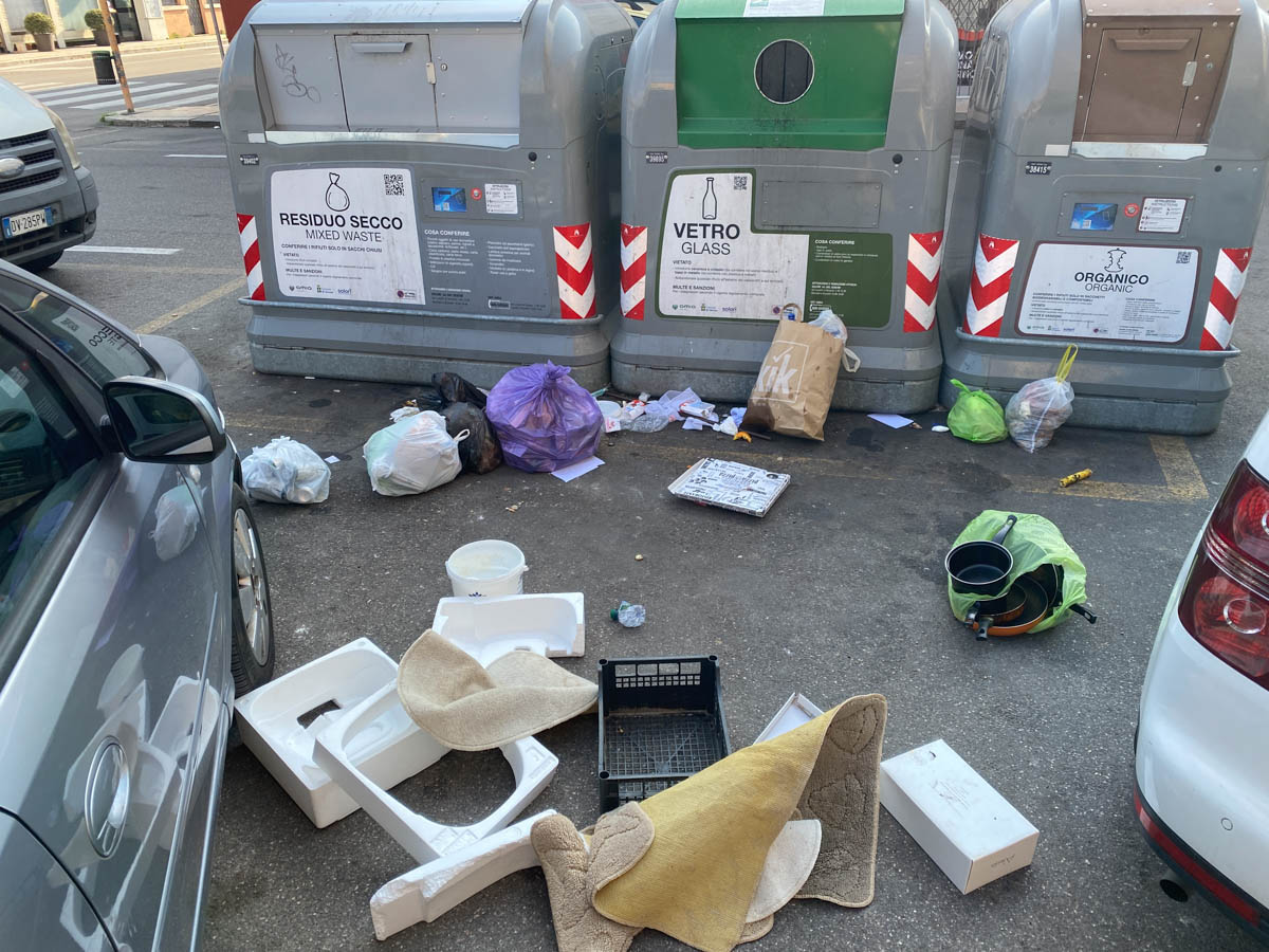 Rifiuti abbandonati Verona - bidoni Amia piazza Garibaldi - San Michele Extra