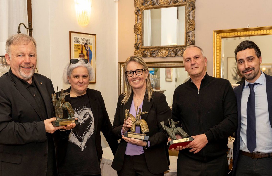 Persone che mostrano premi