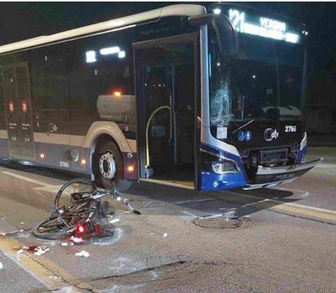 Autobus e bicicletta incidentata a Verona.
