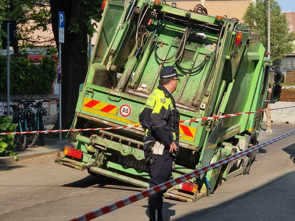 Camion Amia sprofonda in via San Francesco