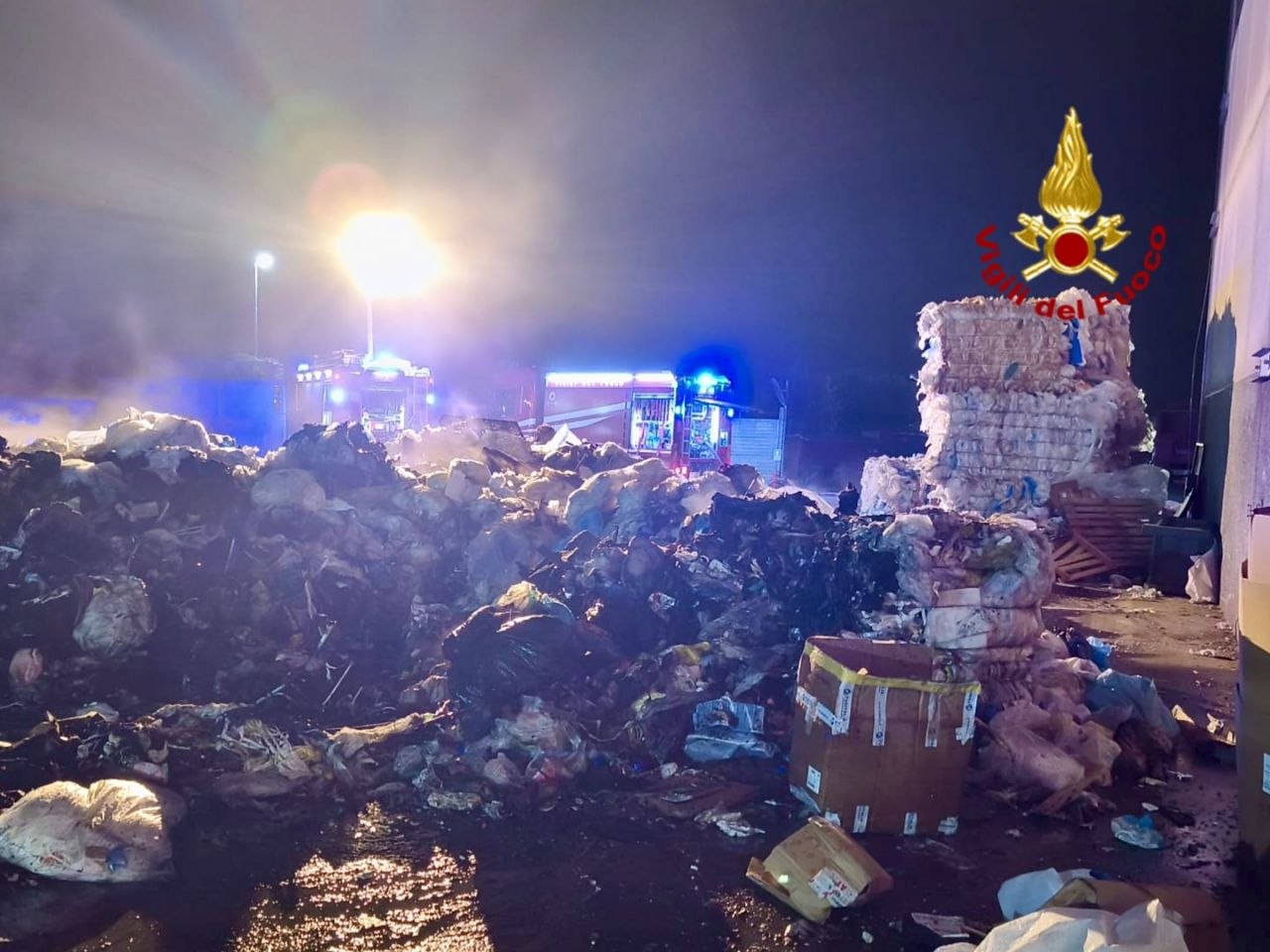 Incendio oppeano ditta rifiuti vigili del fuoco pompieri