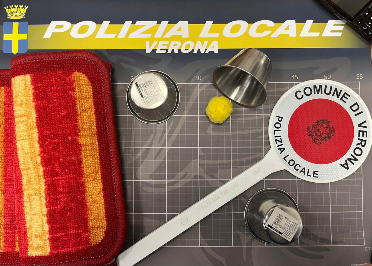 Polizia locale di Verona - Materiale sequestrato ai campanellari