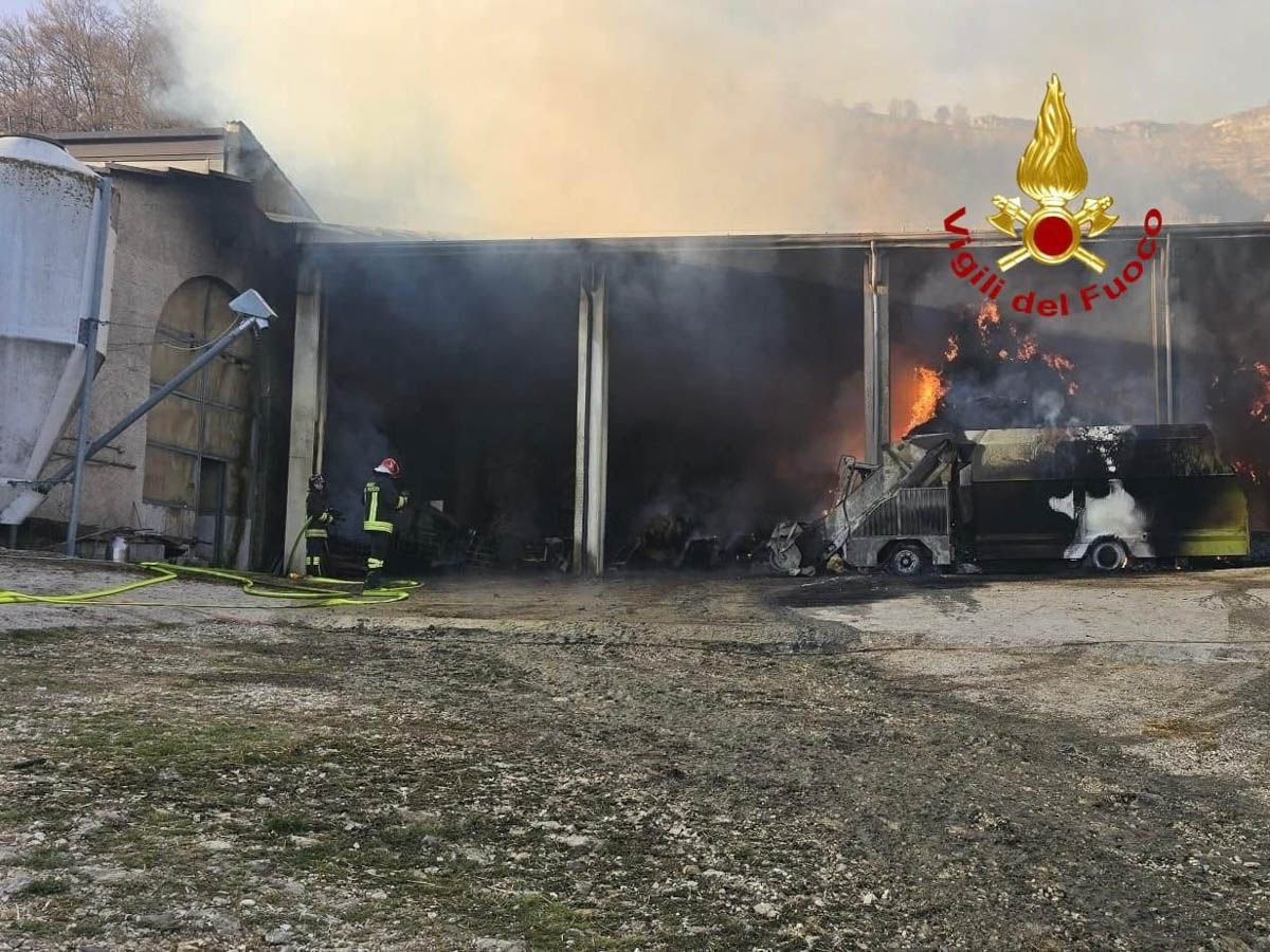 Vigili del fuoco - incendio fienile Campofontana