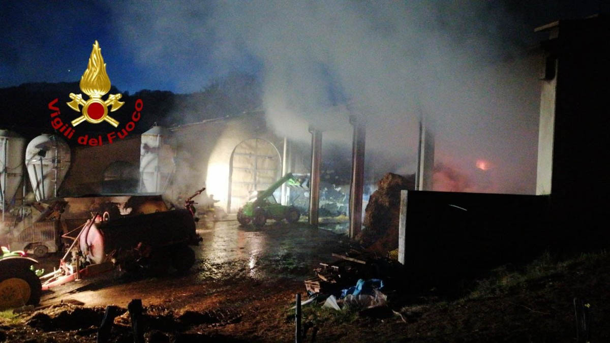 Vigili del fuoco - incendio fienile Campofontana