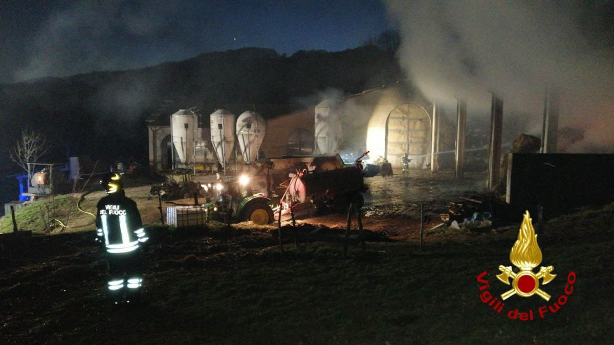 Vigili del fuoco - incendio fienile Campofontana